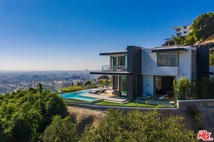 8366 Sunset View Dr in Los Angeles, CA - Building Photo