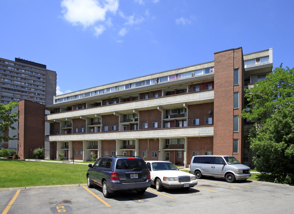 5-55 Sunny Glenway in Toronto, ON - Building Photo