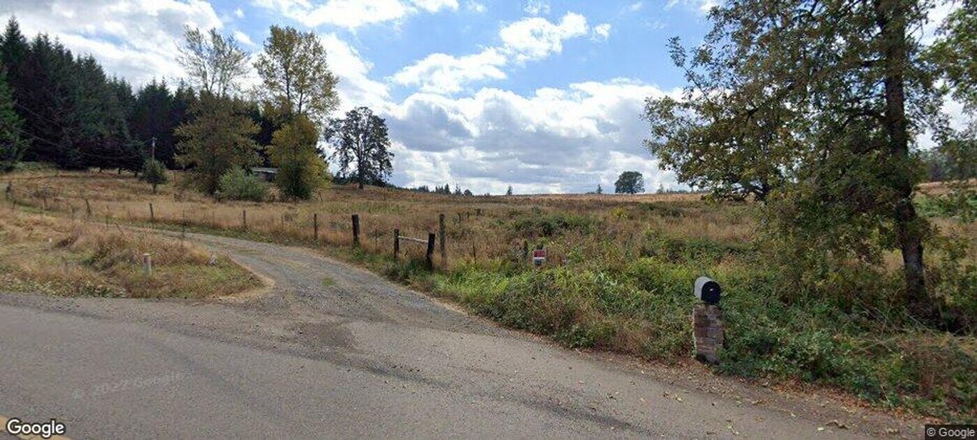 1072 Turbyne Rd in Sweet Home, OR - Building Photo
