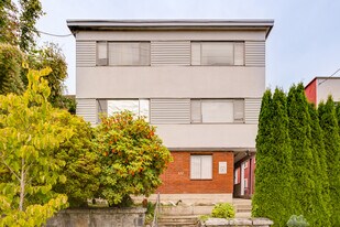 127 Eighth St in New Westminster, BC - Building Photo