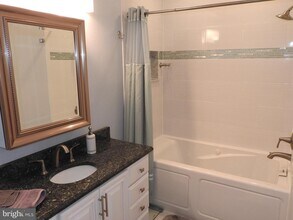 10714 KINGS RIDING Way-Unit -T3-21 in Rockville, MD - Foto de edificio - Building Photo