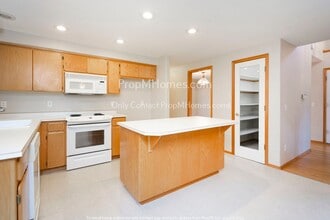 9445 SW Iowa Dr in Tualatin, OR - Building Photo - Building Photo