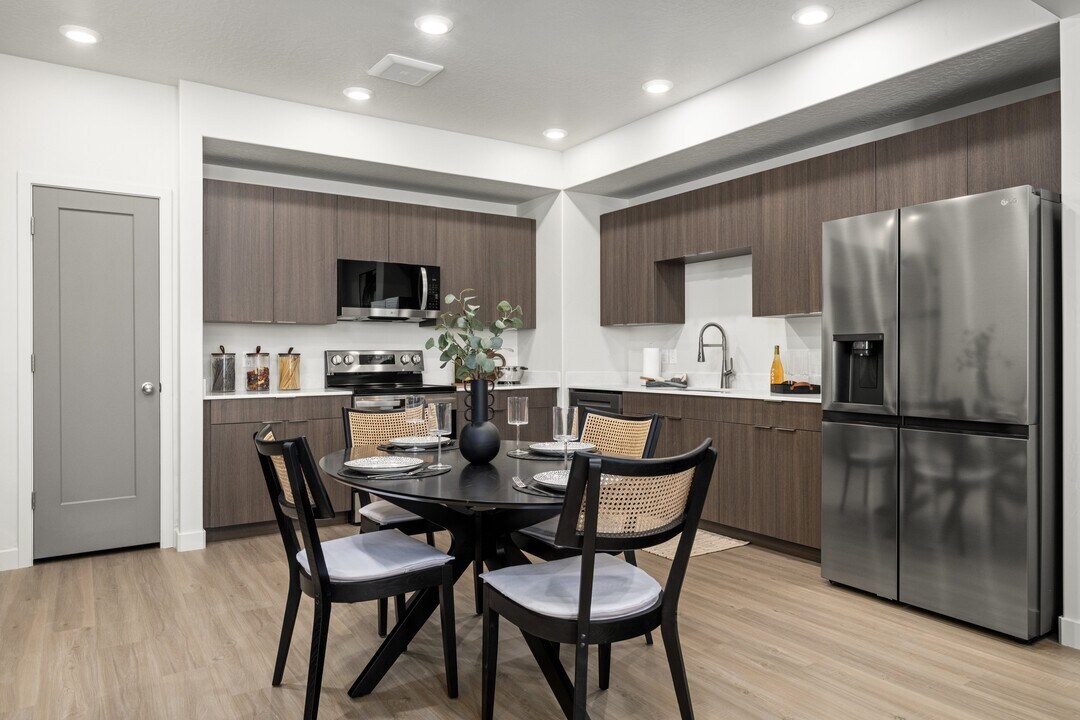 Calypso Townhomes in Saratoga Springs, UT - Building Photo