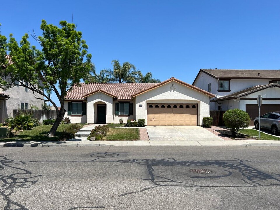520 Red Robin Dr in Patterson, CA - Building Photo