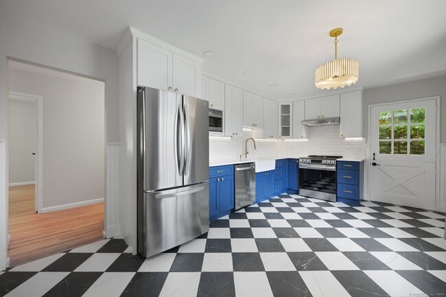 13 1/2 Hickory Dr in Greenwich, CT - Building Photo - Building Photo