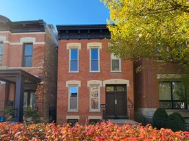 2136 N Clifton Ave, Unit J06P in Chicago, IL - Building Photo