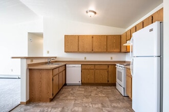 Pondview Apartments in Lake Mills, WI - Foto de edificio - Building Photo