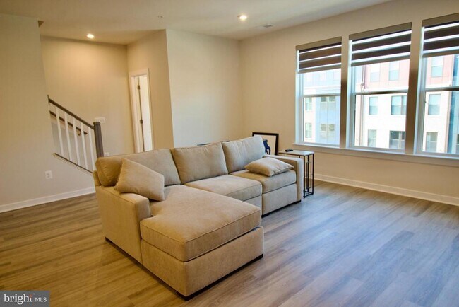 4619 Olivine Dr in Chantilly, VA - Foto de edificio - Building Photo
