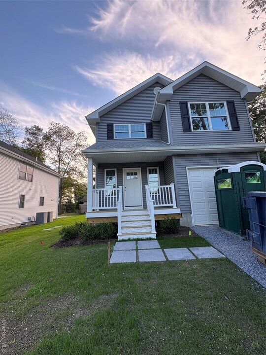 5 Cooper Ave in Huntington Station, NY - Building Photo