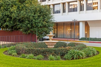 Bay Towers at Bixby Knolls - 55+ Senior Apartments in Long Beach, CA - Foto de edificio - Building Photo