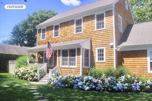 13 Church St in East Hampton, NY - Building Photo