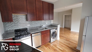 2750 N Mildred Ave, Unit 1 in Chicago, IL - Foto de edificio - Building Photo
