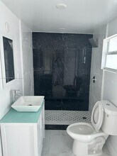 437 NE 70th St-Unit -A in Miami, FL - Foto de edificio - Building Photo