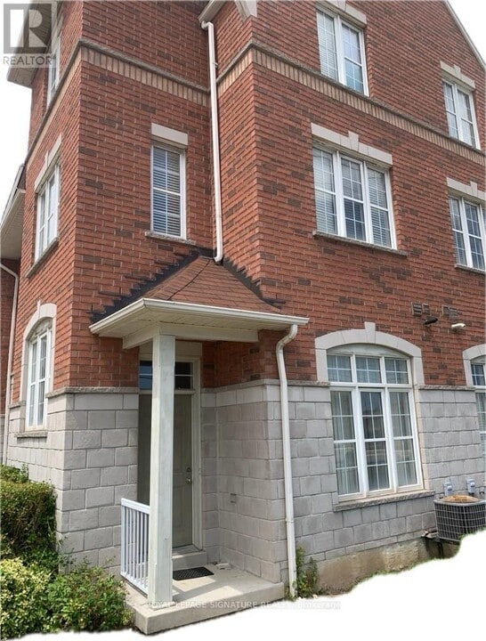 3030 Breakwater Ct in Mississauga, ON - Building Photo