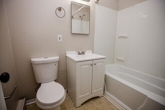 6730 Hill Ave in Toledo, OH - Building Photo - Building Photo