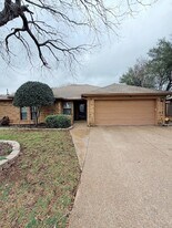 5720 Sterling Green Trail in Arlington, TX - Building Photo