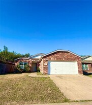 3201 Royal Crest Dr in Fort Worth, TX - Building Photo