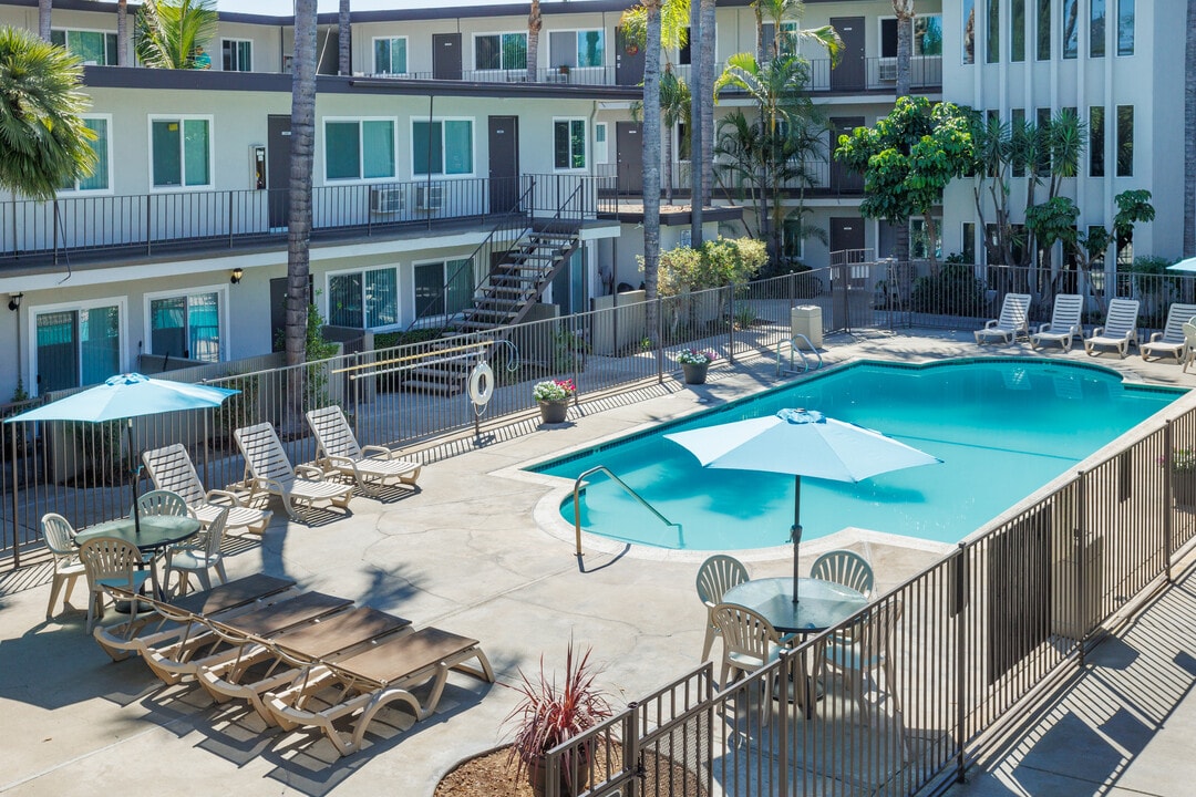 La Habra Hills Apartments in La Habra, CA - Foto de edificio