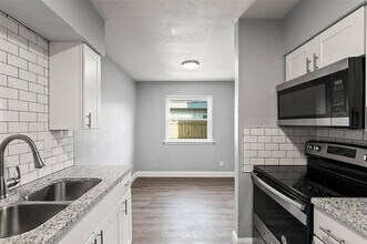 4832 Locke Ave in Fort Worth, TX - Building Photo - Building Photo