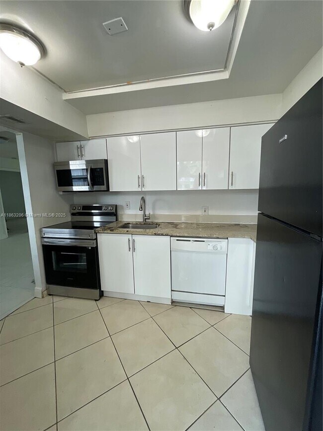 447 NE 195th St in Miami, FL - Building Photo - Building Photo
