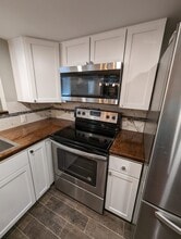 329 1/2 S Hocker Ave, Unit R in Independence, MO - Foto de edificio - Building Photo
