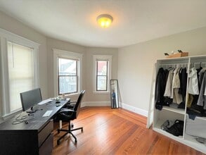 32 Pearson Ave in Somerville, MA - Foto de edificio - Building Photo