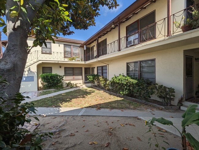 4045 E 8th St, Unit G in Long Beach, CA - Building Photo - Building Photo