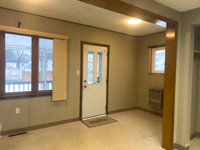 26 Orchard Ave, Unit 1 in Angola, NY - Foto de edificio - Building Photo