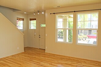 321 NE Edgeway Drive in Hillsboro, OR - Building Photo - Building Photo