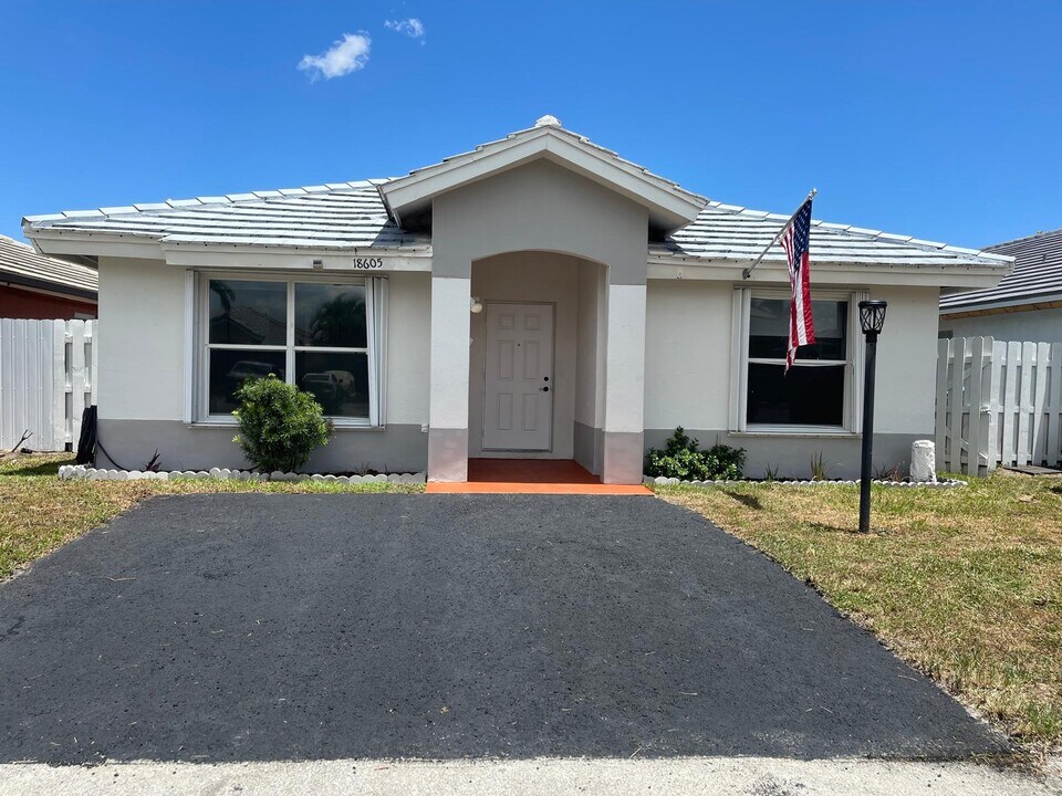 18605 NW 52nd Path in Miami Gardens, FL - Building Photo
