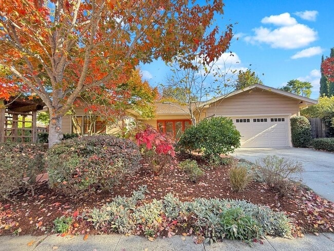 335 Claremont Way in Menlo Park, CA - Foto de edificio - Building Photo