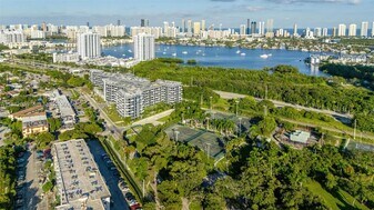 16950 W Dixie Hwy in North Miami Beach, FL - Building Photo