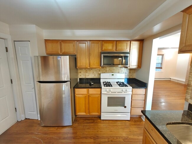 7555 N Oakley Ave in Chicago, IL - Building Photo - Building Photo