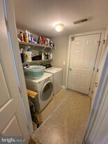 8143 Skelton Cir in Falls Church, VA - Building Photo