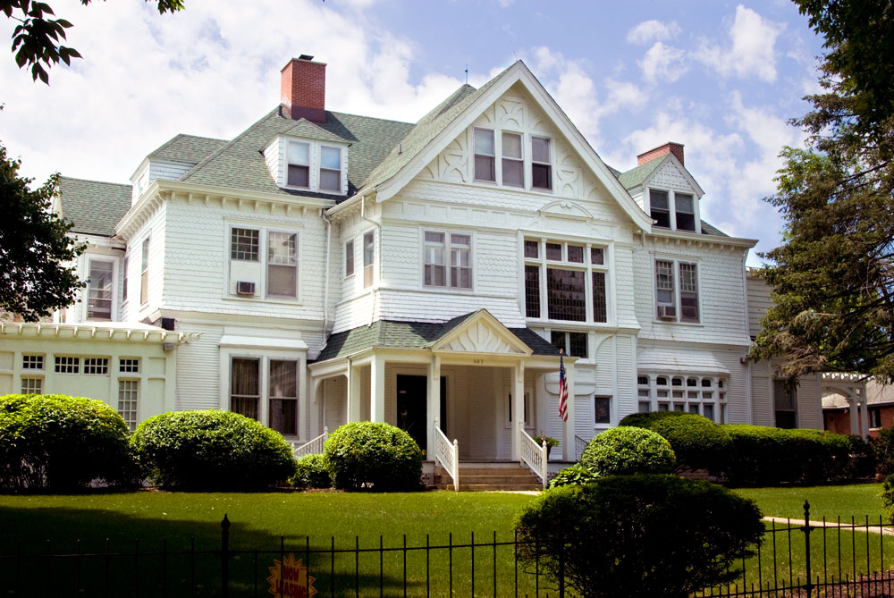 Lynnhurst Apartments in Champaign, IL - Building Photo