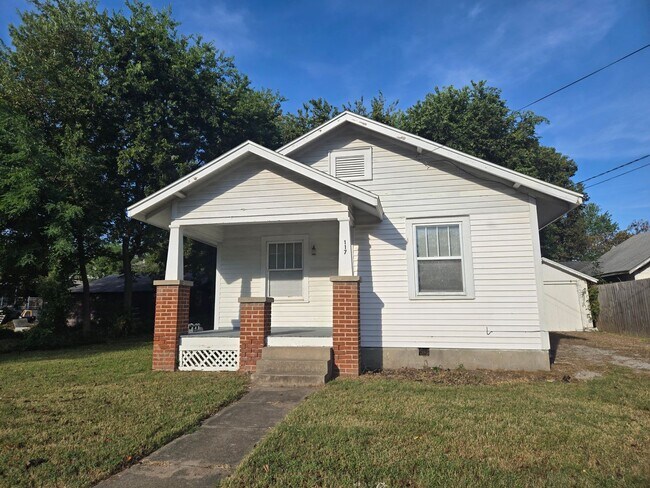 117 N Spring St in Nevada, MO - Building Photo - Building Photo
