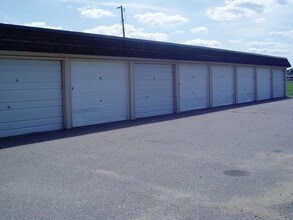 Sterling Square Apartments in Brooklyn Center, MN - Building Photo - Building Photo