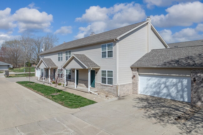 Maple Hill Townhomes in Bloomington, IL - Building Photo - Building Photo
