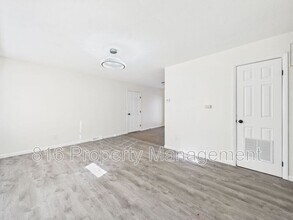 8506 E 111 St in Kansas City, MO - Foto de edificio - Building Photo