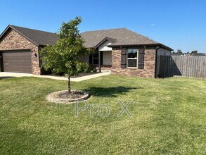 419 N Mojave St in Farmington, AR - Foto de edificio - Building Photo