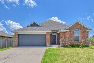 816 Lakeview Dr in Moore, OK - Building Photo