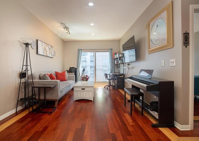 450 J St, Unit 7091 in San Diego, CA - Foto de edificio - Building Photo