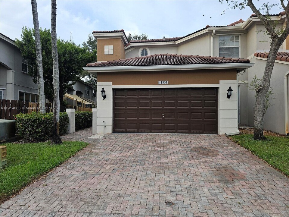 11551 NW 79th Ln in Medley, FL - Building Photo