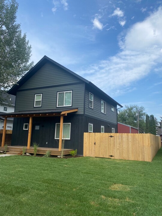 115 S Valley St in Manhattan, MT - Building Photo