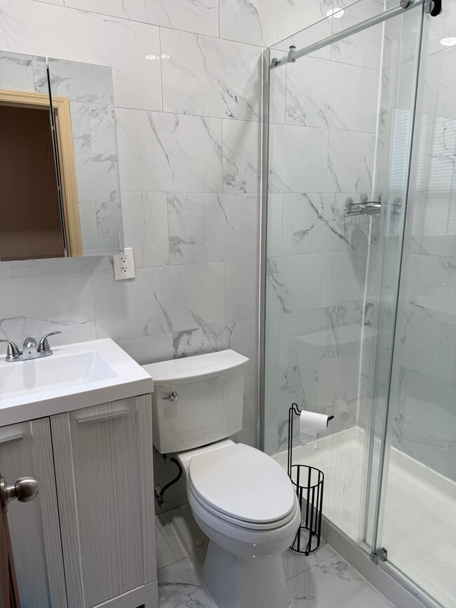 9046 180th St, Unit 2 in Jamaica, NY - Foto de edificio - Building Photo