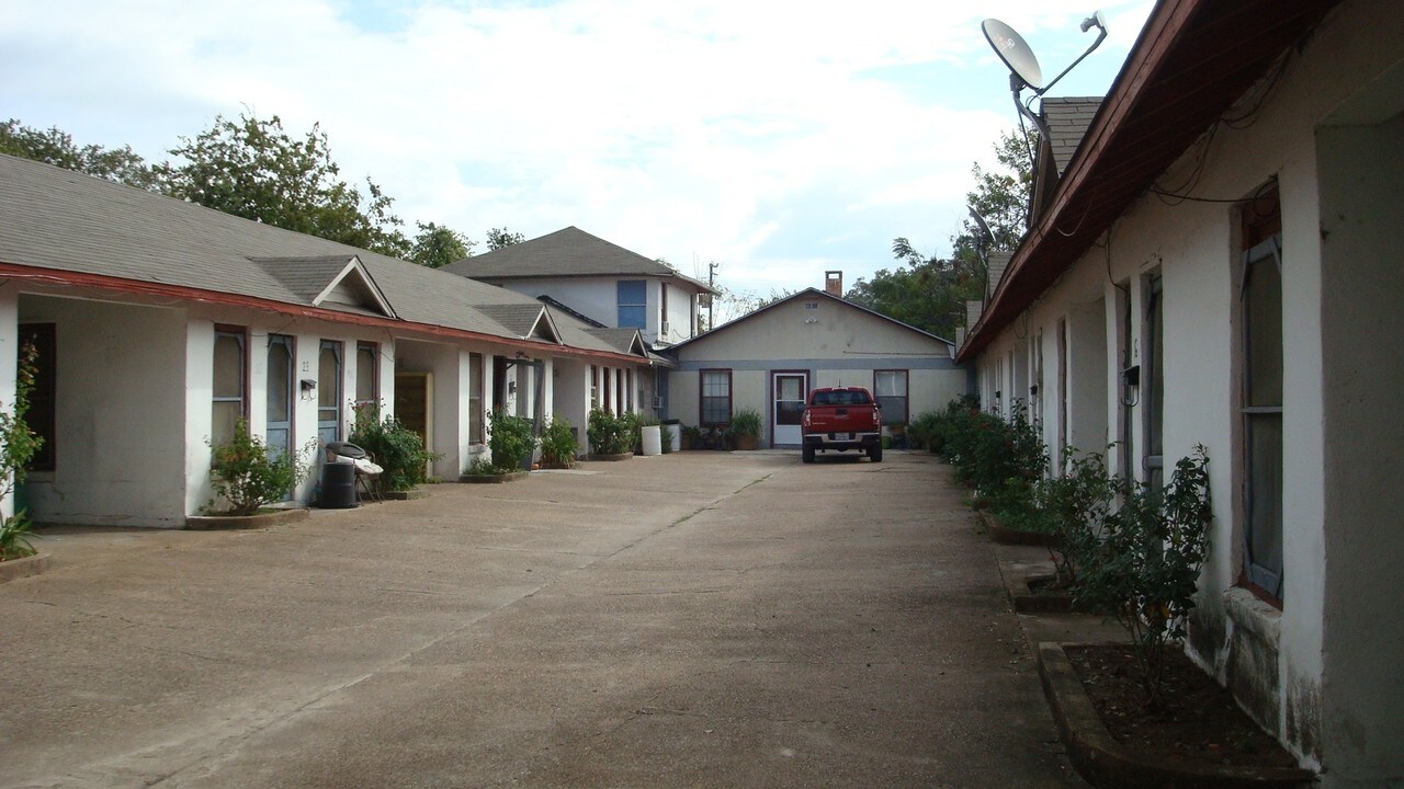 208 Perry St in Marlin, TX - Building Photo