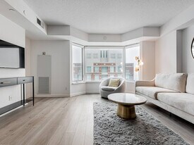 55 Avenue Rd in Toronto, ON - Building Photo