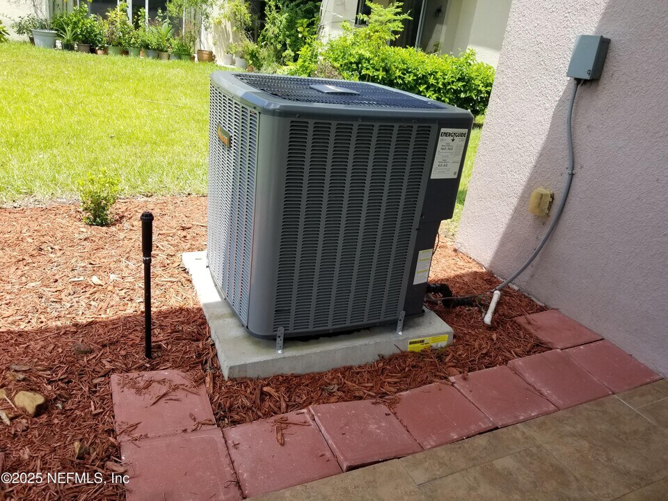 8252 Hedgewood Dr in Jacksonville, FL - Building Photo