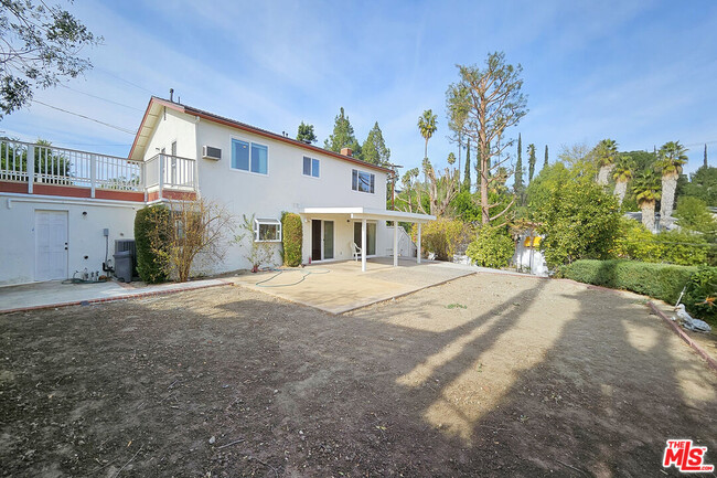 8640 Farralone Ave in Los Angeles, CA - Building Photo - Building Photo