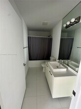 151 SE 1st St, Unit 1608 in Miami, FL - Foto de edificio - Building Photo